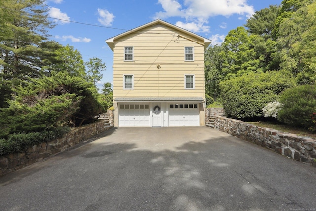 81 Park Rd, Woodbury, CT 06798 - view of side of home with driveway and an attached garage