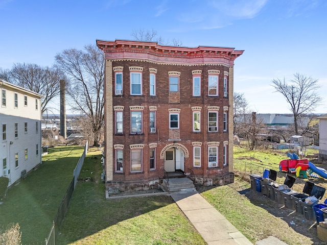 200 Bellevue St, Hartford, CT 06120 - townhome / multi-family property with brick siding and a front yard