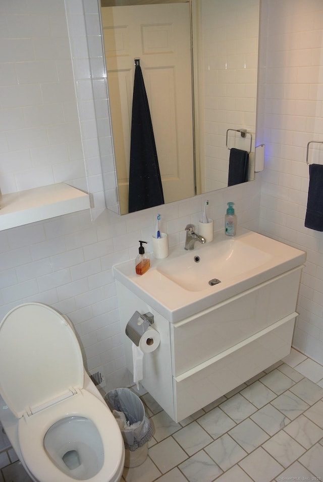175 Tokeneke Dr, North Haven, CT 06473 - bathroom featuring tile walls and vanity