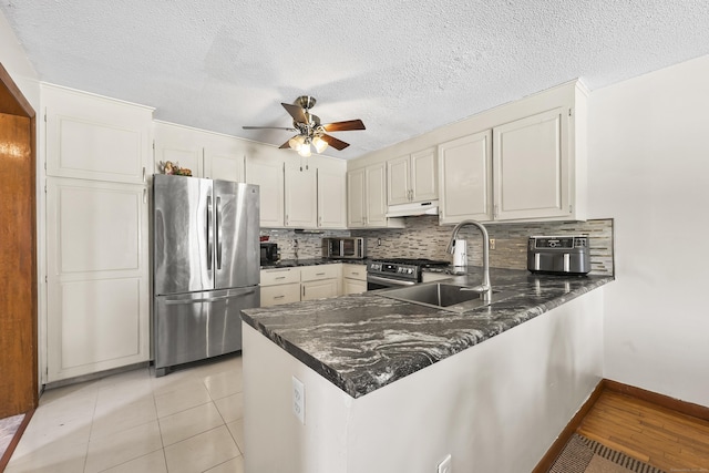 3 Jeffrey Alan Dr, Manchester, CT 06042 - kitchen featuring stainless steel appliances, under cabinet range hood, a peninsula, a sink, and ceiling fan
