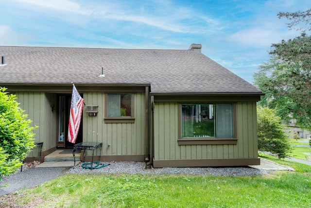 21 Heritage Vlg Unit B, Southbury, CT 06488 - rear view of house with roof with shingles and a yard