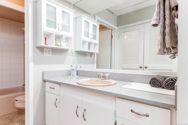 21 Heritage Vlg Unit B, Southbury, CT 06488 - full bathroom featuring vanity, toilet, and shower / washtub combination