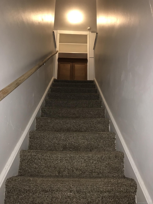 19 Outlook St, East Hartford, CT 06108 - view of stairs