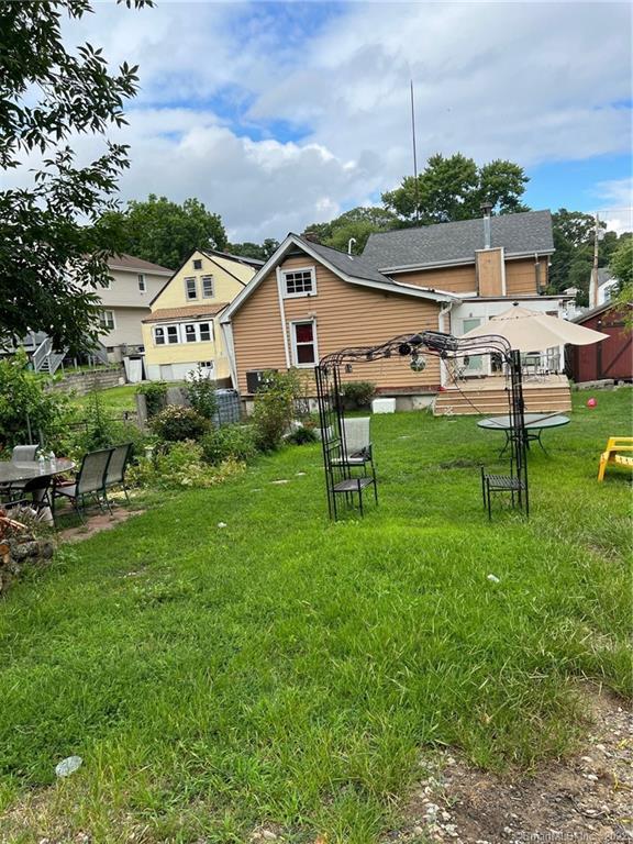 385 Chamberlain Ave, Bridgeport, CT 06606 - view of yard