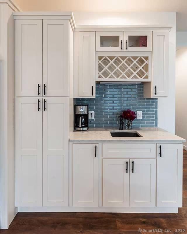 43B Saunders Hollow Rd, Old Lyme, CT 06371 - bar featuring a sink and decorative backsplash