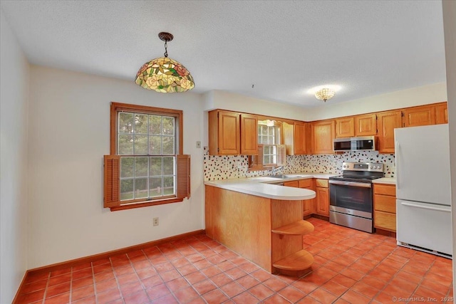 10 Crown Rdg Unit 10, Newington, CT 06111 - kitchen featuring stainless steel appliances, tasteful backsplash, a sink, a peninsula, and light countertops