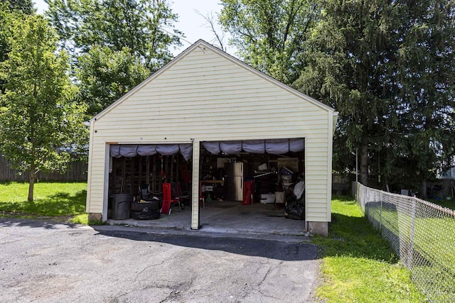 47 Yale St, Hartford, CT 06114 - view of detached garage
