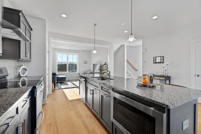 129 Shea Cir Unit 129, Cheshire, CT 06410 - kitchen featuring stainless steel appliances, a sink, light wood-type flooring, a kitchen island with sink, and recessed lighting