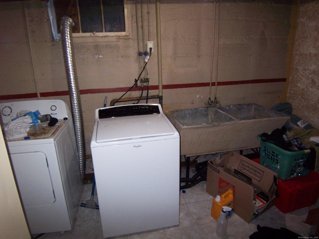 28 Terrace Ave, East Hartford, CT 06108 - laundry area featuring independent washer and dryer