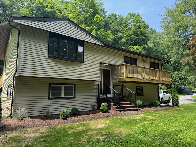 4 Deer Run Trl, Sherman, CT 06784 - bi-level home with a front lawn