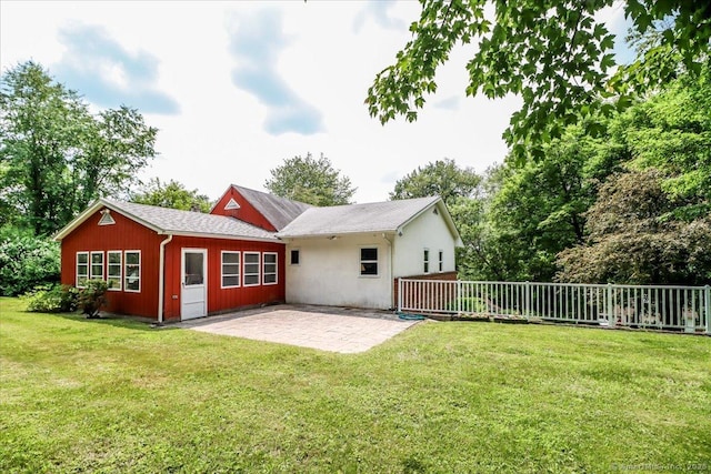 8 Fulton Dr, New Fairfield, CT 06812 - back of property with a patio