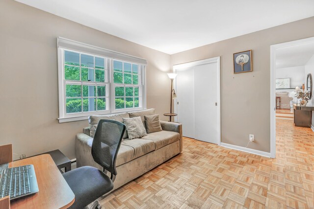 6 Rivergate Woods, Wilton, CT 06897 - living room with baseboards