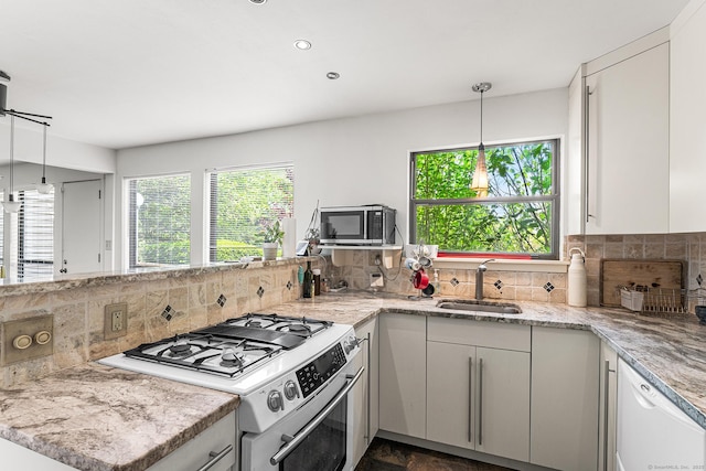 3 Clemens Ct Unit 3, Rocky Hill, CT 06067 - kitchen featuring gas range oven, a sink, plenty of natural light, stainless steel microwave, and recessed lighting