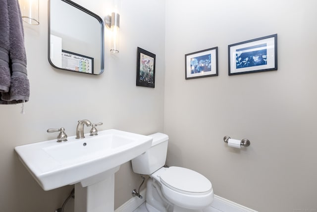 133 Hoop Pole Hill Rd, Woodbury, CT 06798 - bathroom featuring toilet, baseboards, and a sink