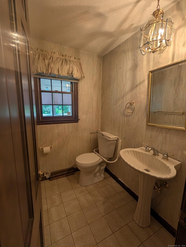 1060 Still Hill Rd, Hamden, CT 06518 - half bath featuring a textured ceiling, a chandelier, and tile patterned floors