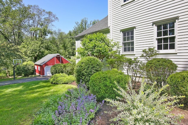 151 Woodridge Dr, New Canaan, CT 06840 - view of side of property featuring an outdoor structure, a detached garage, a yard, and roof with shingles