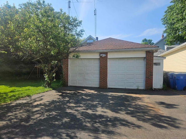 102 Mapleton St, Hartford, CT 06114 - view of detached garage