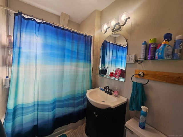 102 Mapleton St, Hartford, CT 06114 - bathroom featuring vanity, toilet, and a shower with shower curtain