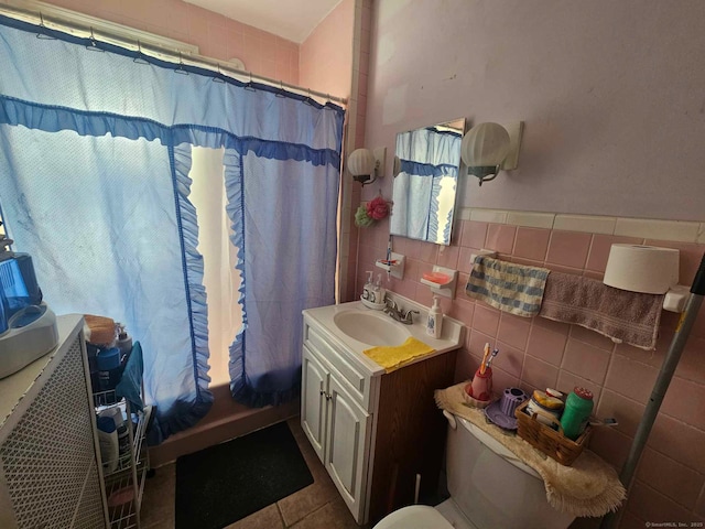 102 Mapleton St, Hartford, CT 06114 - full bathroom featuring tile walls, vanity, toilet, a shower with curtain, and tile patterned floors