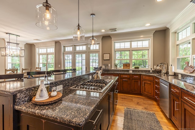 112 John Hand Dr, Coventry, CT 06238 - kitchen with stainless steel appliances, light wood-style flooring, a sink, recessed lighting, and a spacious island