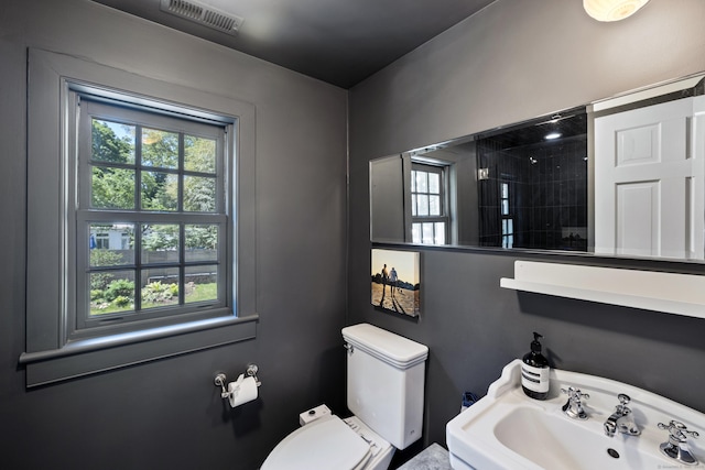 6 Over Rock Ln, Westport, CT 06880 - full bathroom with a tile shower, toilet, and a sink