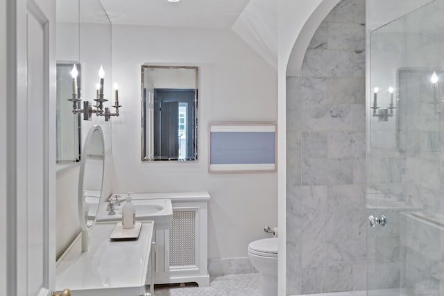 6 Over Rock Ln, Westport, CT 06880 - full bathroom with a tile shower, toilet, double vanity, and baseboards