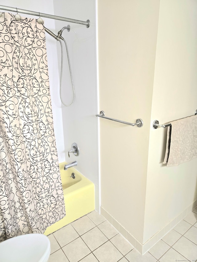 7 Bayberry Ct Unit 7, Cromwell, CT 06416 - full bath featuring tile patterned flooring, shower / bathtub combination with curtain, baseboards, and toilet