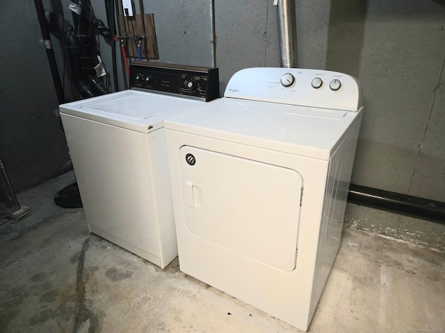 7 Bayberry Ct Unit 7, Cromwell, CT 06416 - laundry area featuring independent washer and dryer