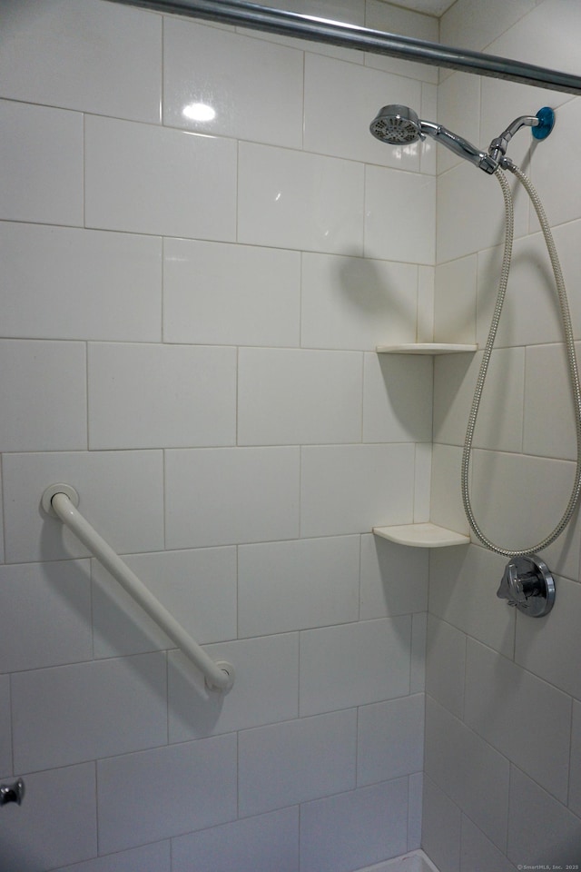 47 Mountford St, Hartford, CT 06114 - bathroom with a tile shower