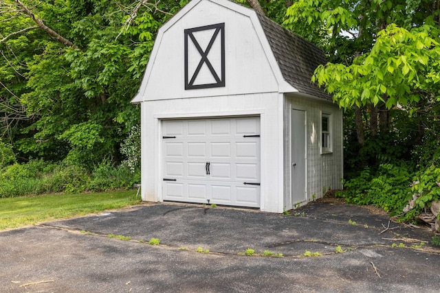 2 Marion Ln, Canterbury, CT 06331 - garage featuring a detached garage