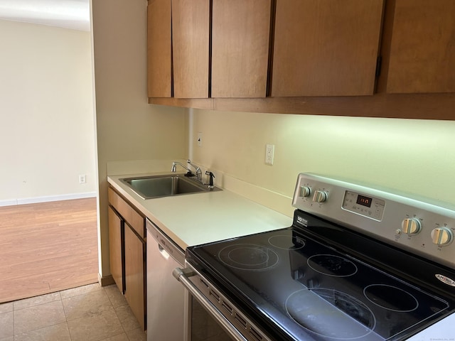 1 Gold St Apt 21G, Hartford, CT 06103 - kitchen featuring stainless steel appliances, a sink, light countertops, and baseboards
