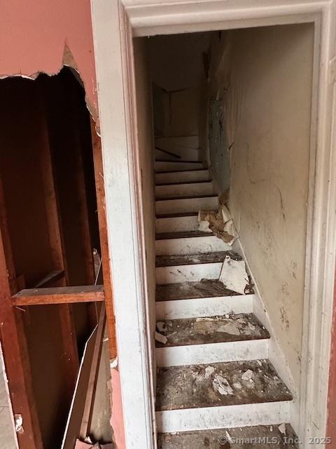 29 Division St, Norwich, CT 06360 - view of staircase