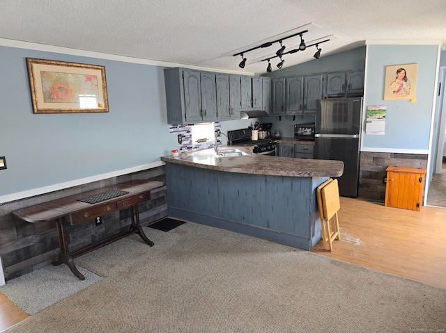1290 N Rd Unit 15, Groton, CT 06340 - kitchen with freestanding refrigerator, gas range, a peninsula, a sink, and a textured ceiling