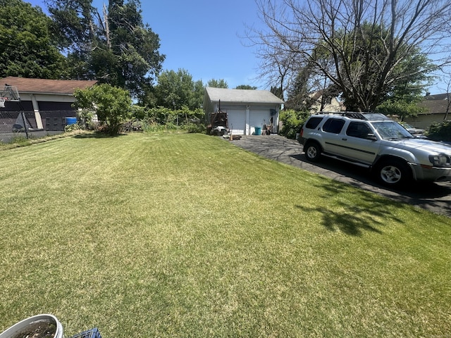 184 Palm St, Hartford, CT 06112 - view of yard featuring a garage