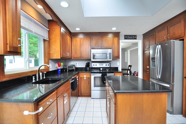59 Settlers Knl, Newington, CT 06111 - kitchen featuring appliances with stainless steel finishes, a sink, light tile patterned floors, a kitchen island, and recessed lighting