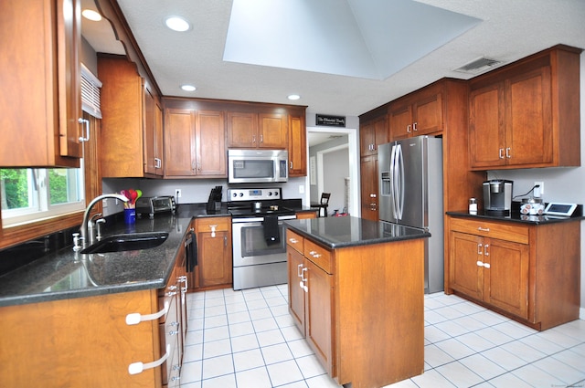 59 Settlers Knl, Newington, CT 06111 - kitchen featuring stainless steel appliances, a sink, light tile patterned floors, a center island, and recessed lighting