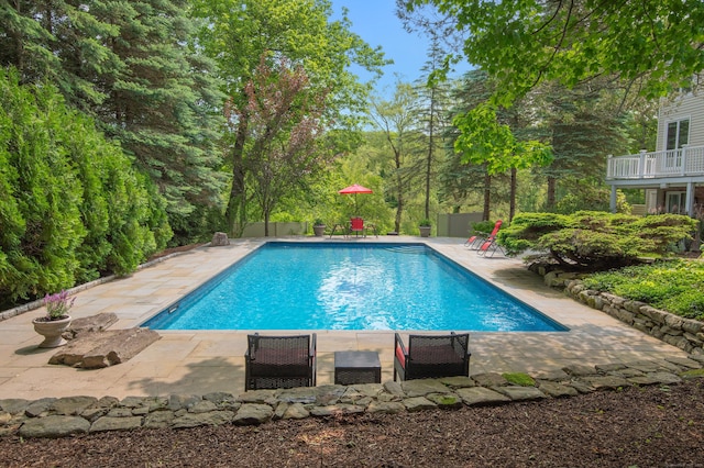 156 Main St, Ridgefield, CT 06877 - swimming pool with a patio area