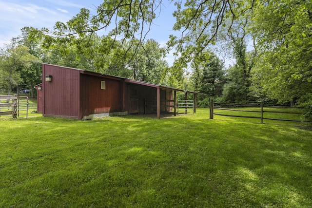 view of yard featuring an outbuilding