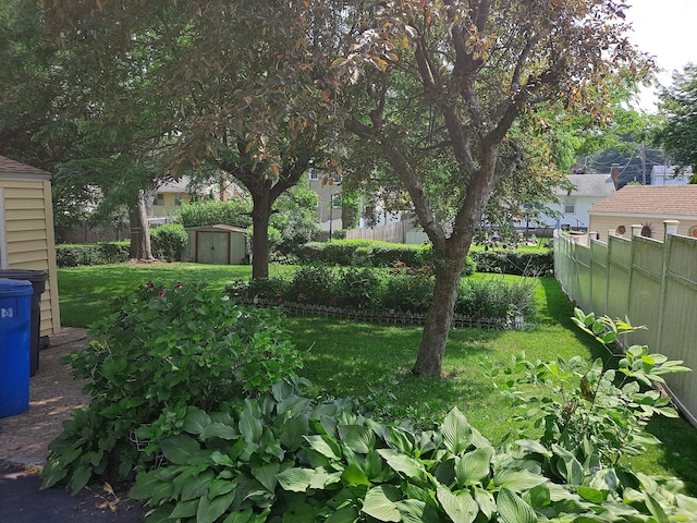 746 Hillside Ave, Hartford, CT 06106 - view of yard