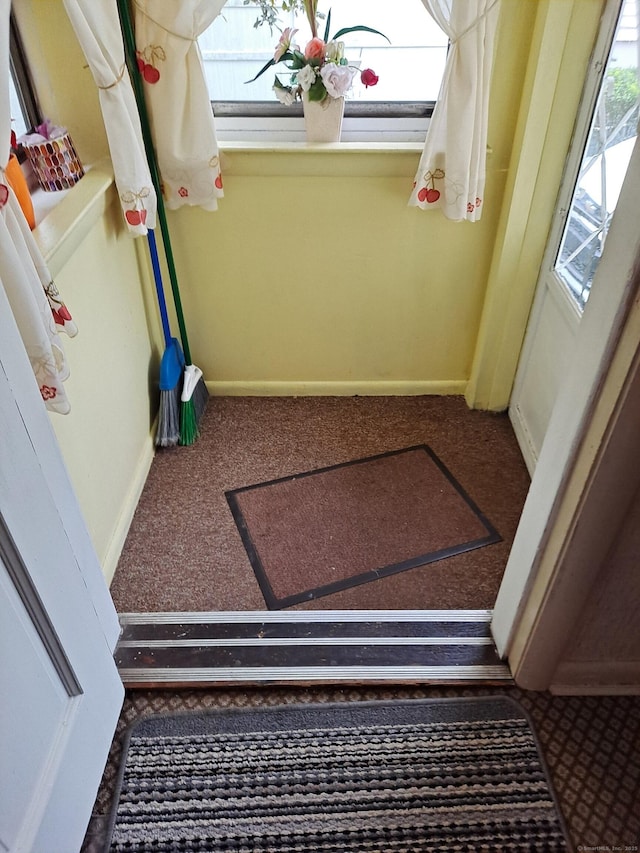 746 Hillside Ave, Hartford, CT 06106 - entryway with carpet and baseboards