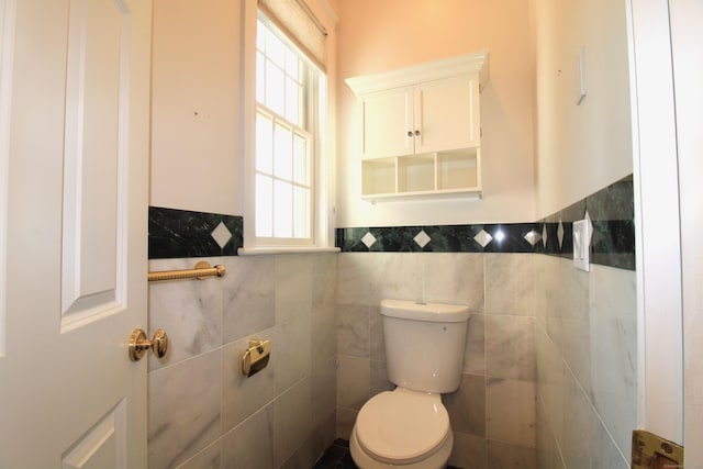 11 Pheasant Ridge Rd, Newtown, CT 06470 - bathroom with a wainscoted wall and tile walls