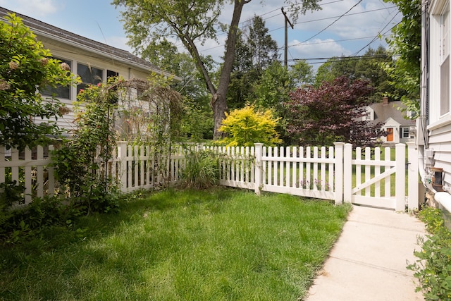 1 Yale Ave, Middlebury, CT 06762 - view of yard