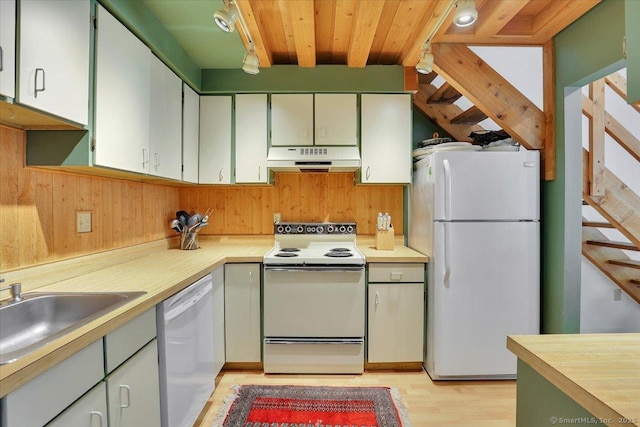 424 Trailsend Dr Unit 424, Torrington, CT 06790 - kitchen featuring white appliances, under cabinet range hood, light wood-style flooring, a sink, and light countertops