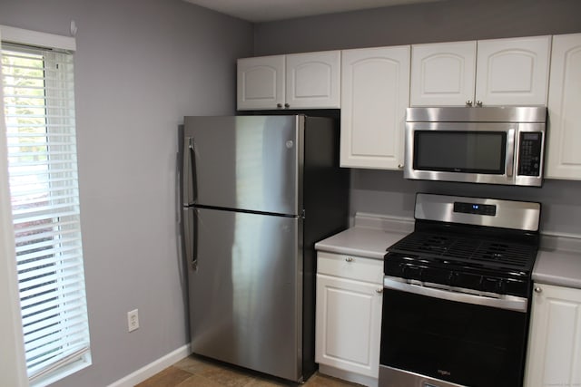 9 Watch Hill Cir Unit 9, Cromwell, CT 06416 - kitchen featuring appliances with stainless steel finishes, light countertops, white cabinetry, and baseboards