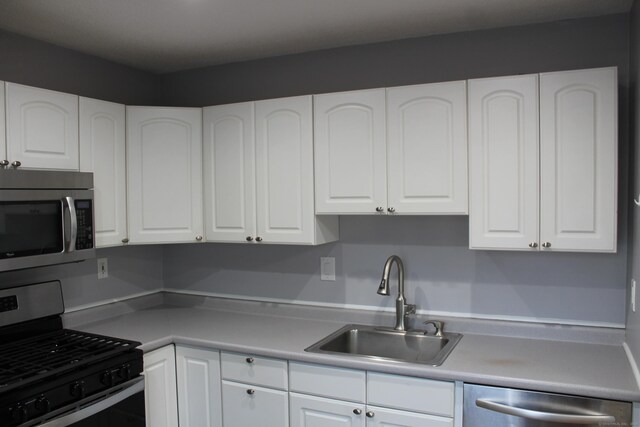 9 Watch Hill Cir Unit 9, Cromwell, CT 06416 - kitchen featuring stainless steel appliances, a sink, white cabinets, and light countertops