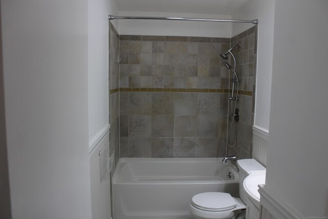 9 Watch Hill Cir Unit 9, Cromwell, CT 06416 - bathroom with toilet and tub / shower combination