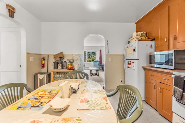 214 Thames St, New London, CT 06320 - dining room with arched walkways