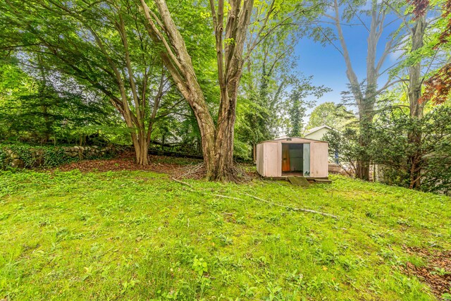 214 Thames St, New London, CT 06320 - view of grassy yard