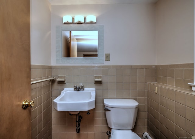 15 Edgemere Rd, Hamden, CT 06517 - bathroom featuring tile walls and a wainscoted wall