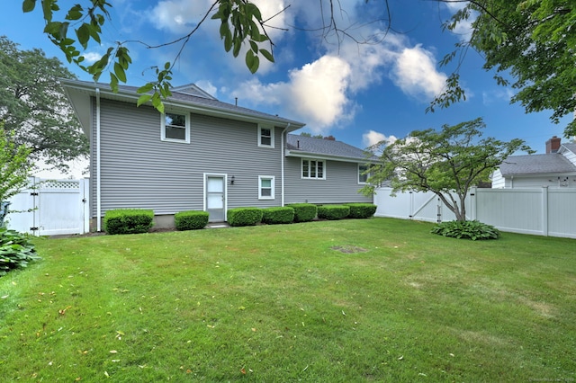 15 Edgemere Rd, Hamden, CT 06517 - back of house featuring a gate